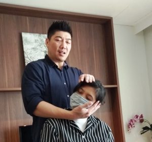 Viral Terapi Kretek-Kretek, Master Joe Roadshow Ke Surabaya Obati Pasien Sekaligus Edukasi Masyarakat