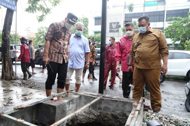 Sepulang dari Jakarta, Wali Kota Eri Atasi Genangan Air di Ngagel