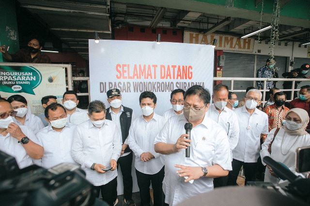 Jaga Stabilitas Harga Sembako, Menko Airlangga Hartarto Sidak Operasi Pasar di Surabaya