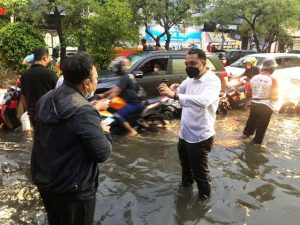 Disemangati Warga Saat Cek Genangan, Wali Kota Eri Mohon Maaf: Kita Terus Benahi
