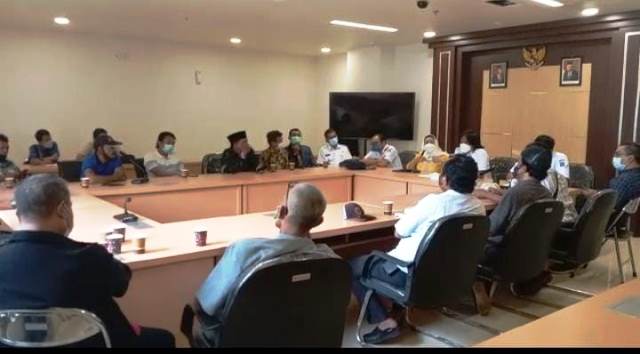 Mengadu ke DPRD Surabaya, 14 Ketua RW Siap Kembalikan Stempel ke Wali Kota, Ini Alasannya