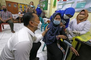 Percepat Vaksin Dosis Tiga, Pemkot Surabaya Gelar Vaksinasi Massal Lansia di Balai RW