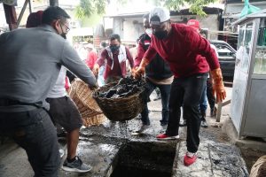 Pemkot Surabaya Gelar Kerja Bakti Massal, Kerahkan 34 Unit Dump Truk dan 2000 Karung