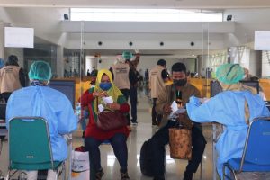 129 PMI dari Malaysia Tiba Di Jatim, Gubernur Khofifah: Forkopimda Jatim Siapkan Sarana Prasarana Karantina