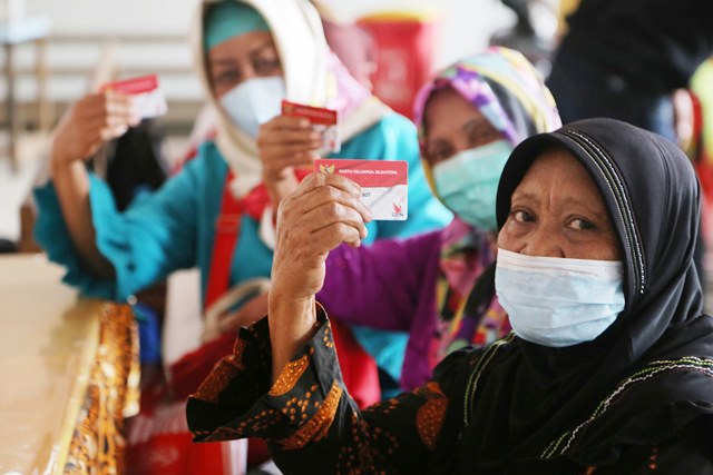 Pemkot Surabaya Salurkan KKS di Tiap Kecamatan