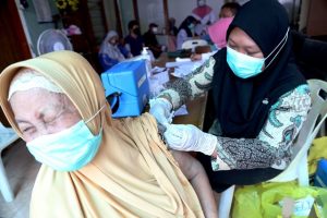 Hari Kedua Vaksin Booster, Lansia Antusias