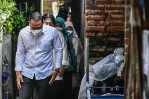 Lewati Gang Sempit, Wali Kota Eri Cahyadi bersama Baznas Surabaya Bagikan 100 Kursi Roda kepada Penyandang Disabilitas