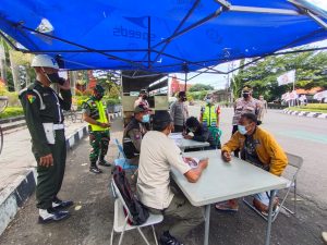 Tangkal Penyebaran Omicron, Petugas Gabungan Kota Kediri Gelar Operasi Yustisi Skala Besar