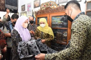 Gubernur Khofifah Optimistis Sentra Batik Tulis Tenun Gedog Tuban Jadi Desa Devisa