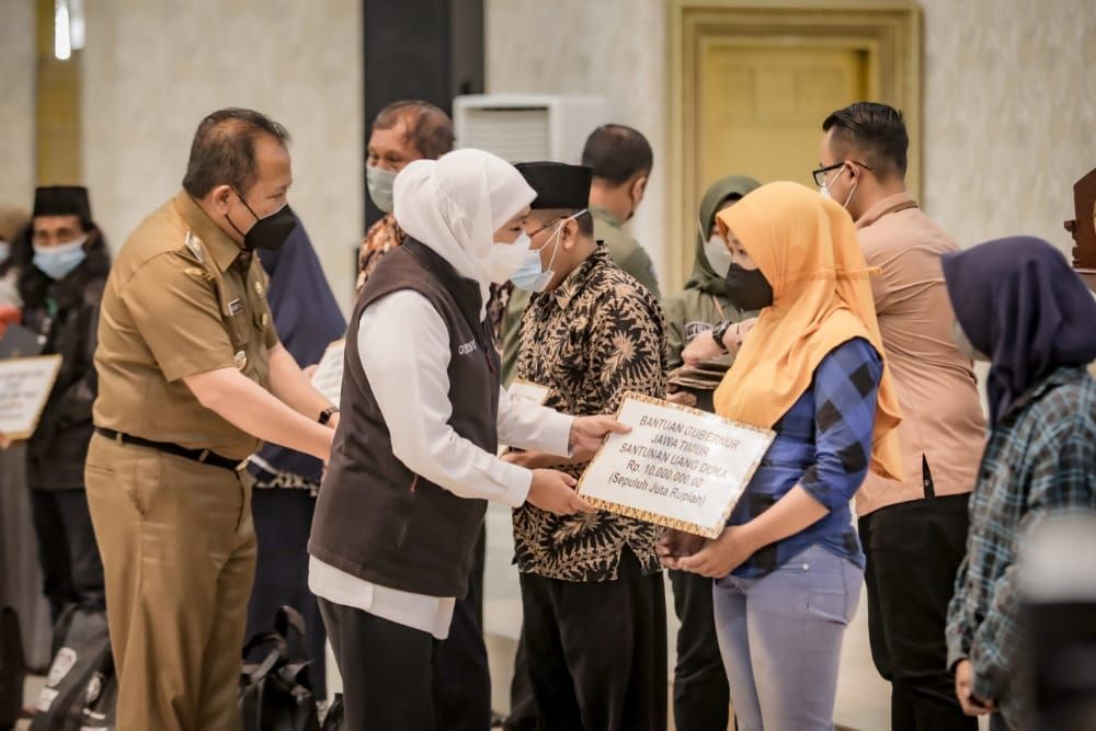 Gubernur Jatim Berikan Santunan Keluarga Korban Ritual Maut Pantai Payangan