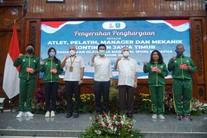 Wagub Emil Beri Penghargaan Peraih Medali PON XX Papua 2021