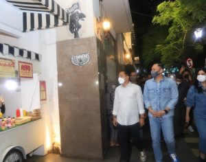 Wali Kota Eri Cahyadi Ajak Teman Mahasiswa S3-nya Jalan-jalan di Tunjungan Romansa