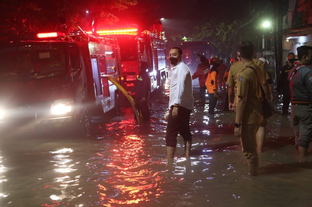 Wali Kota Eri Cahyadi Tangani Banjir hingga Tengah Malam, Dua Jam Air Langsung Surut