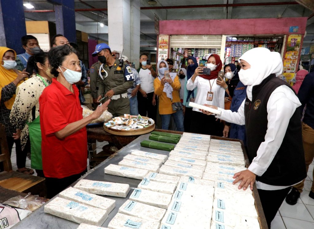 Sidak Pasar Besar Madiun, Gubernur Khofifah Pantau Harga Daging Dan Tempe Stabil