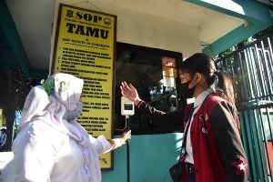 Tekan Kasus Aktif Covid-19,  Surabaya Kembali Terapkan PTM 25 Persen dengan Prokes Ketat