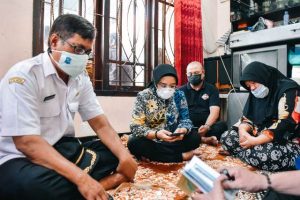 Rini Indriyani Duduk Bersimpuh Panjatkan Doa Terakhir di Rumah Duka