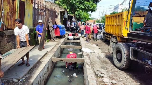 Tindaklanjuti Usulan Warga, Pemkot Surabaya Normalisasi Saluran Jalan Gembong Tebasan