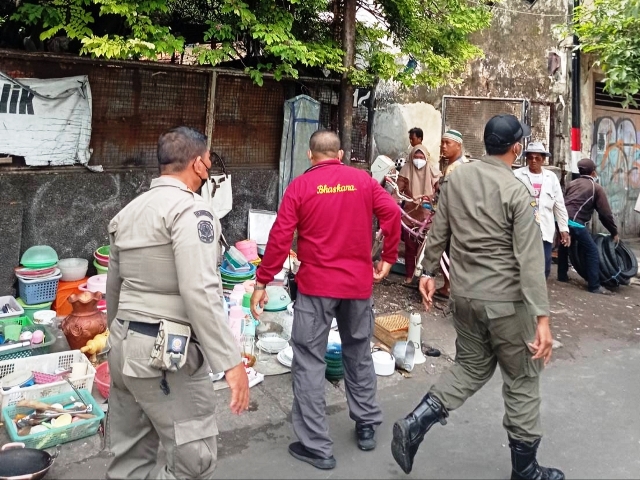 Kembalikan Fungsi Pedestrian, Satpol PP Surabaya Tertibkan Pedagang Gembong di Pinggir Jalan