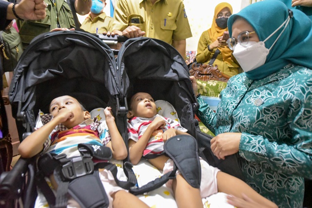 Alami Cerebral Palsy, Pemkot Surabaya Dampingi Ricko dan Ricki Hingga Sembuh