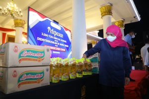 Atasi Kelangkaan Minyak Goreng, Pemprov Jatim Gelontorkan 3.500 Ton ke – 17 Daerah