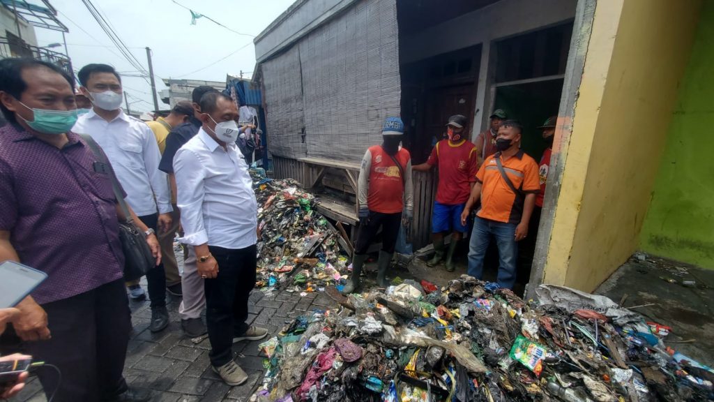 Geram Melihat Sampah Menumpuk di Sungai Kalianak, Wawali Armuji Lakukan Ini