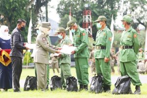 Gubernur Khofifah Raih Penghargaan Karya Bhakti Satpol PP dari Mendagri