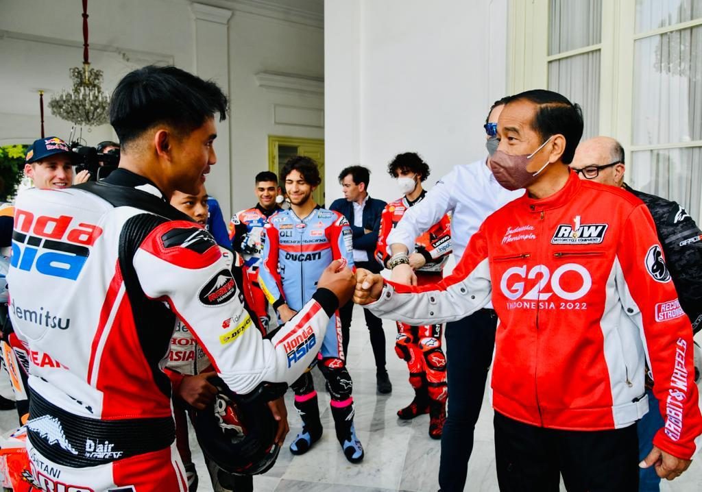Mario Aji Dapat Surprise Dari Presiden Jokowi Saat Ikuti Parade MotoGP