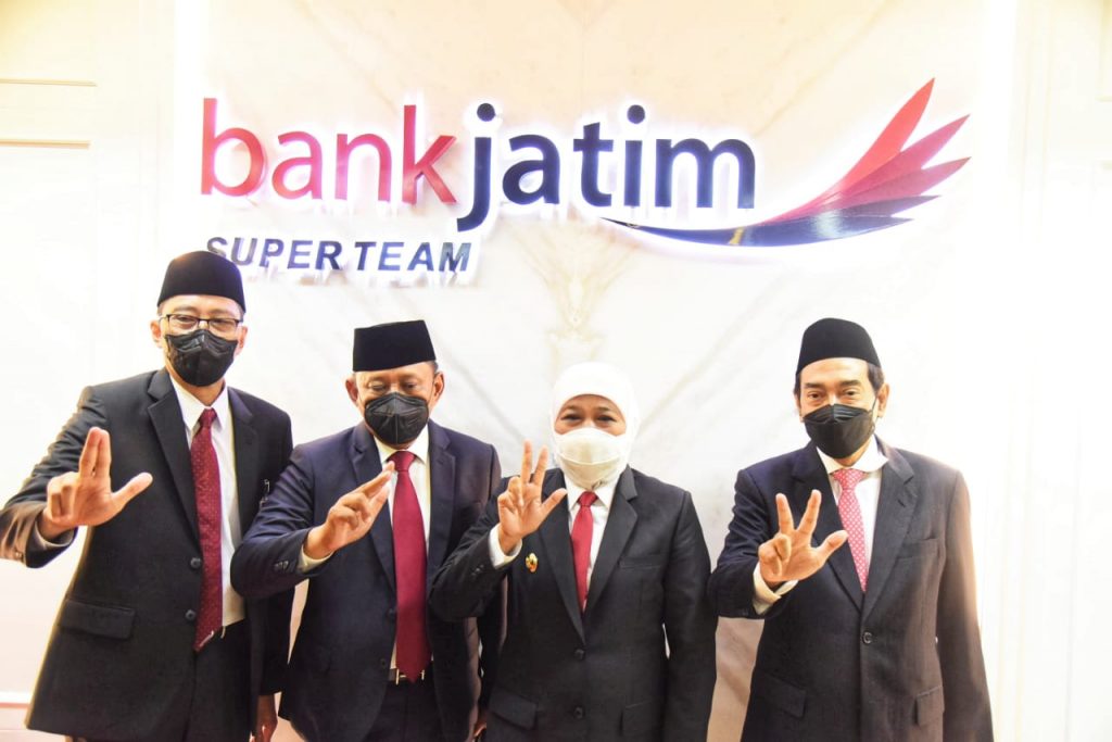 Gubernur Khofifah Lantik Komisaris dan Direksi Bank Jatim