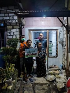 2 Komunitas Sosial Bedah Rumah Janda Miskin di Tambak Asri