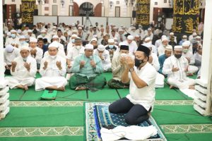 Kejati Kalsel Imami Sholat Anak Yatim Asuhan Bupati Zairullah