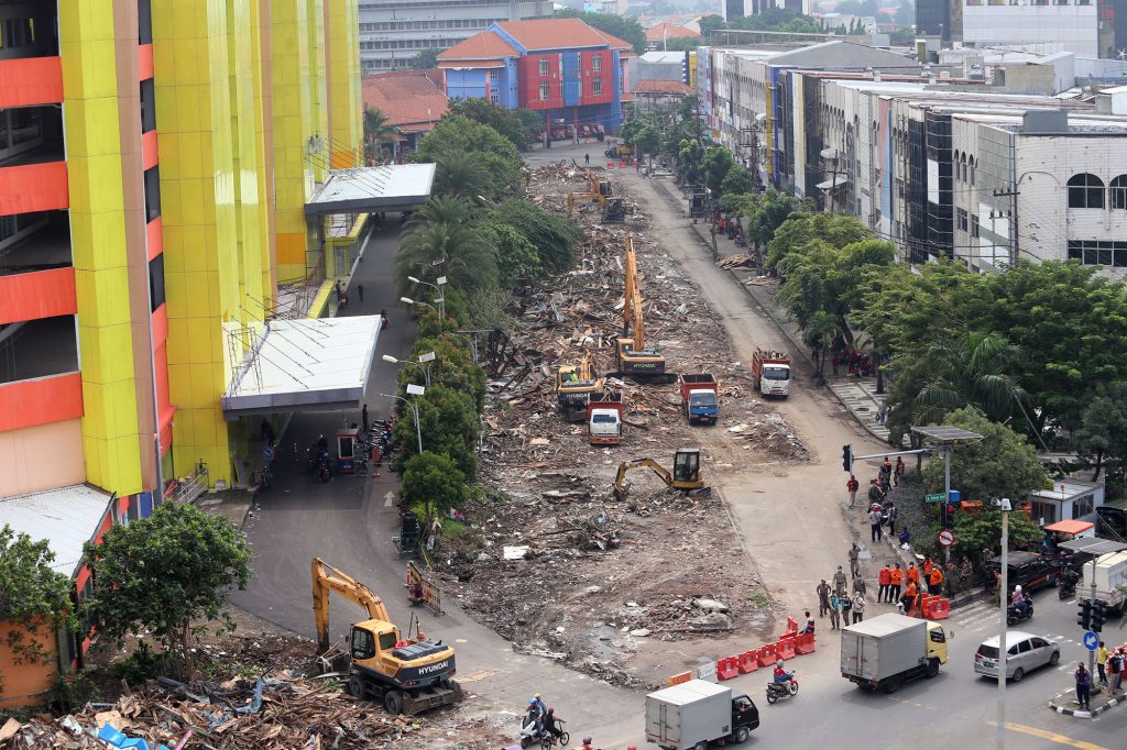 Pembongkaran Tuntas, Pemkot Surabaya Bersihkan Sisa Material Bangunan TPS Pasar Turi