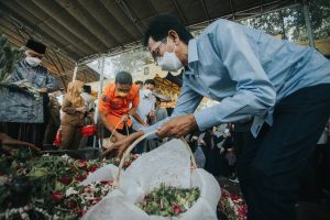Sampaikan Duka, Ketua DPRD Surabaya Tabur Bunga di Makam Mertua Eri Cahyadi