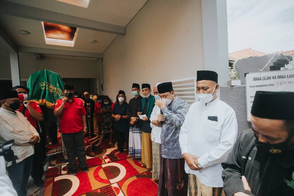Mertua Wali Kota Eri Cahyadi Wafat, Kader-Kader PDIP Surabaya Hantar ke Peristirahatan Terakhir