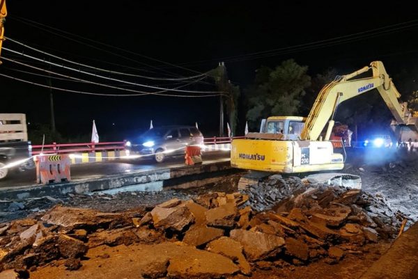 Gubernur Khofifah Target H-10 Lebaran Jembatan Ngaglik Lamongan Beroperasi Kembali