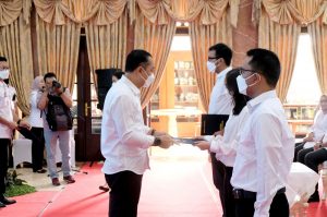 Serahkan 67 SK CPNS, Wali Kota Eri Cahyadi Sebut Mereka Adalah Agen Perubahan