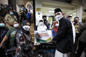 Awali Safari Ramadan, Wali Kota Eri Cahyadi bersama Baznas Bagikan Kursi Roda dan Sembako