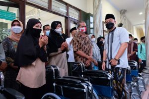 Malam Ke 7 Ramadan 1443 Hijriah, Wali Kota Eri Cahyadi Bagi 20 Kursi Roda untuk MBR