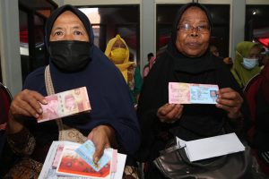 Terima BLT Minyak Goreng dan BPNT, Warga Surabaya Ucap Terima Kasih