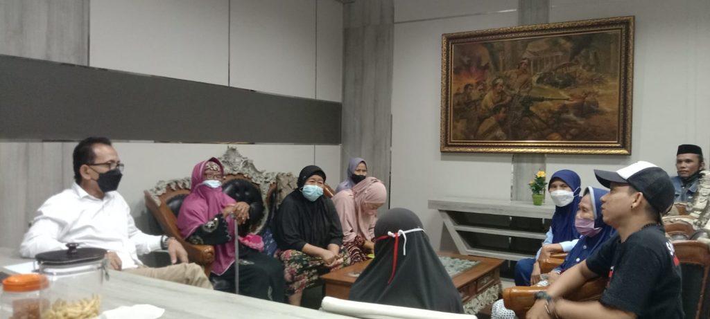 Merasa di PHP Bantuan PKH,  Puluhan Emak – Emak di Surabaya Wadul ke Dewan