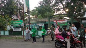 Koramil 16 Bareng Kodim 0814 Jombang Bagikan Takjil ke Warga dan Santri