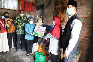 Ketua TP PKK Rini Bersama Baznas Bantu Anak Hidrosefalus dan Lansia Penderita Stroke