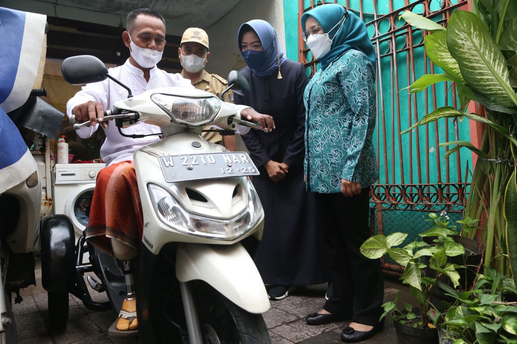 Beri Perhatian Khusus untuk Penyandang Disabilitas, Pemkot Surabaya Serahkan Motor Modifikasi