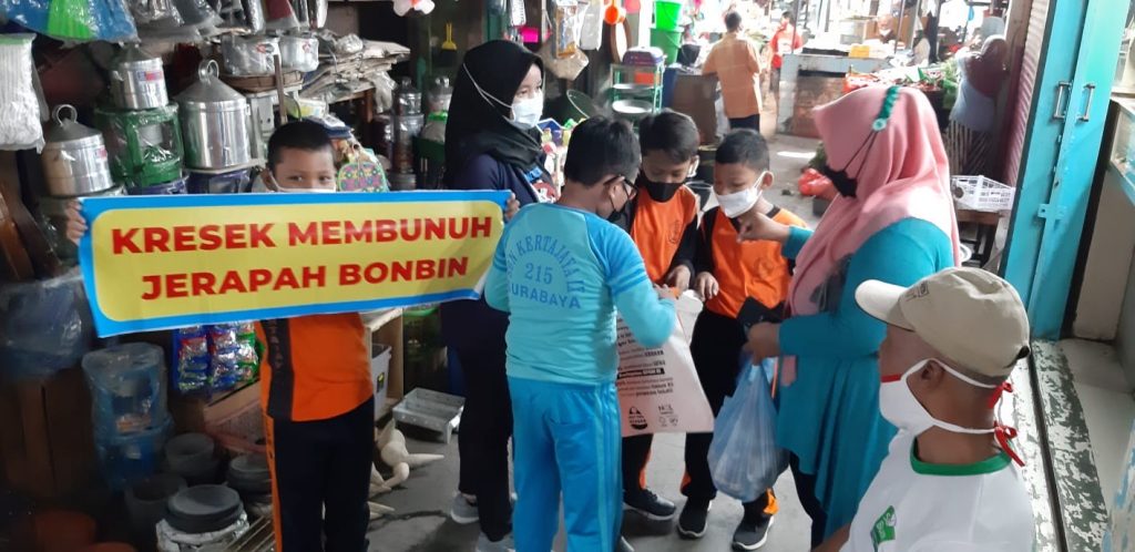 Pemkot Surabaya Bagikan Kantong Ramah Lingkungan di Pasar Tradisional