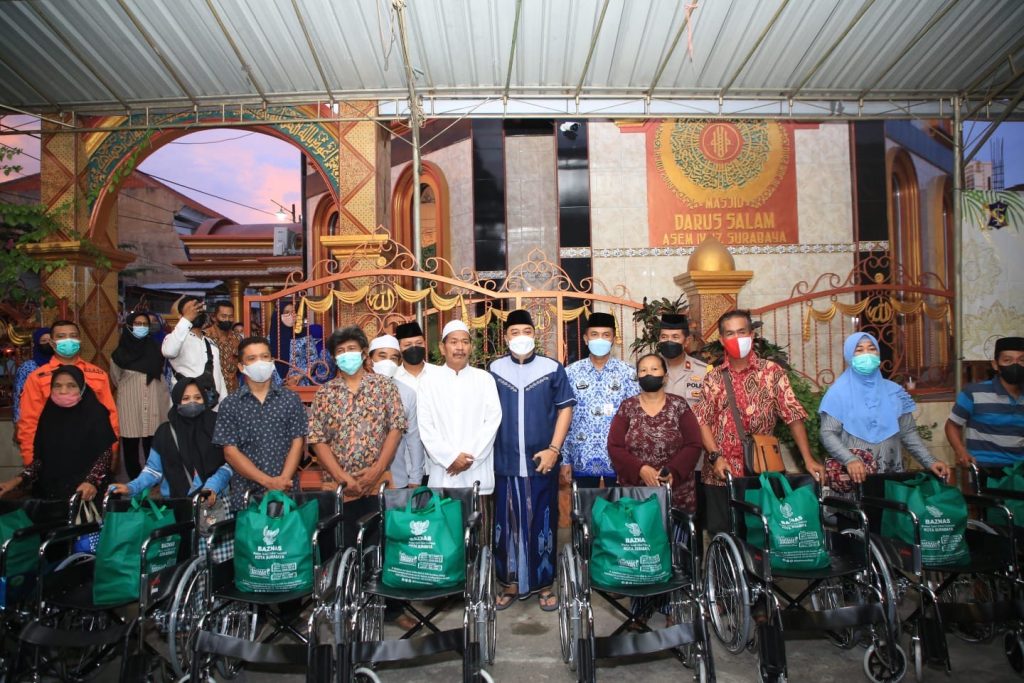 Safari Ramadan ke 15, Wali Kota Eri Cahyadi Bagikan Kursi Roda di Kecamatan Asemrowo