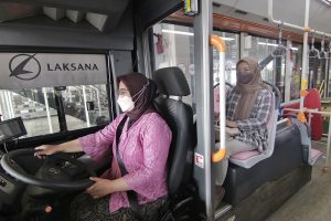 Peringati Hari Kartini, Driver Suroboyo Bus Kenakan Pakaian Kebaya