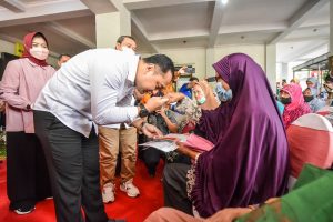 BLT Minyak Goreng Disalurkan, Wali Kota Eri Cahyadi Minta Agar Dimanfaatkan untuk Kebutuhan Pokok