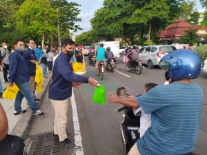 Peringati Hari Bumi, POTAS Gandeng Komunitas Nol Sampah Bagikan Takjil Gratis Gunakan Kantong Ramah Lingkungan