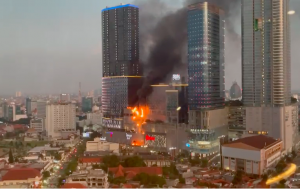 Tujungan Plaza 5 Surabaya Dilalap Api