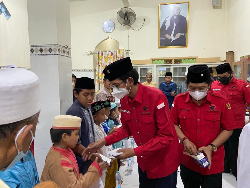 Kader PDIP Surabaya dan Bamusi Buka Puasa dan Santuni Anak-Anak Yatim