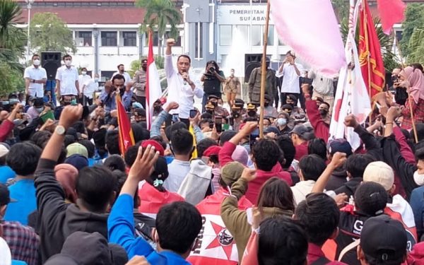 Didampingi Kapolrestabes dan Ketua DPRD, Wali Kota Surabaya Eri Cahyadi Temui Pendemo